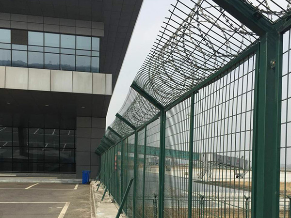 機(jī)場(chǎng)鋼筋網(wǎng)圍界圖片3 機(jī)場(chǎng)鋼筋網(wǎng)圍界圖片3